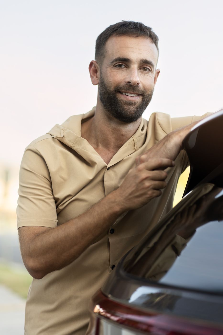 Aluno confiante apoiado no carro