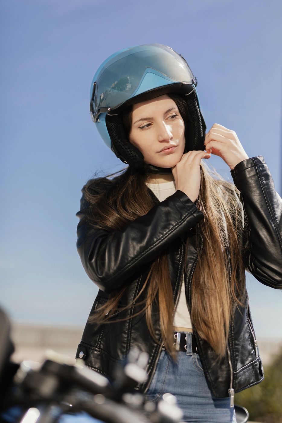 Aluna colocando o capacete antes da aula de moto